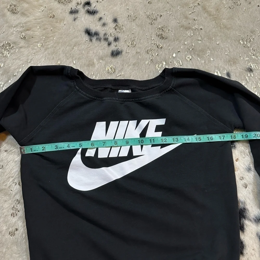 Nike Youth Black Crewneck Swoosh Logo Long Sleeve Sweater Size Medium